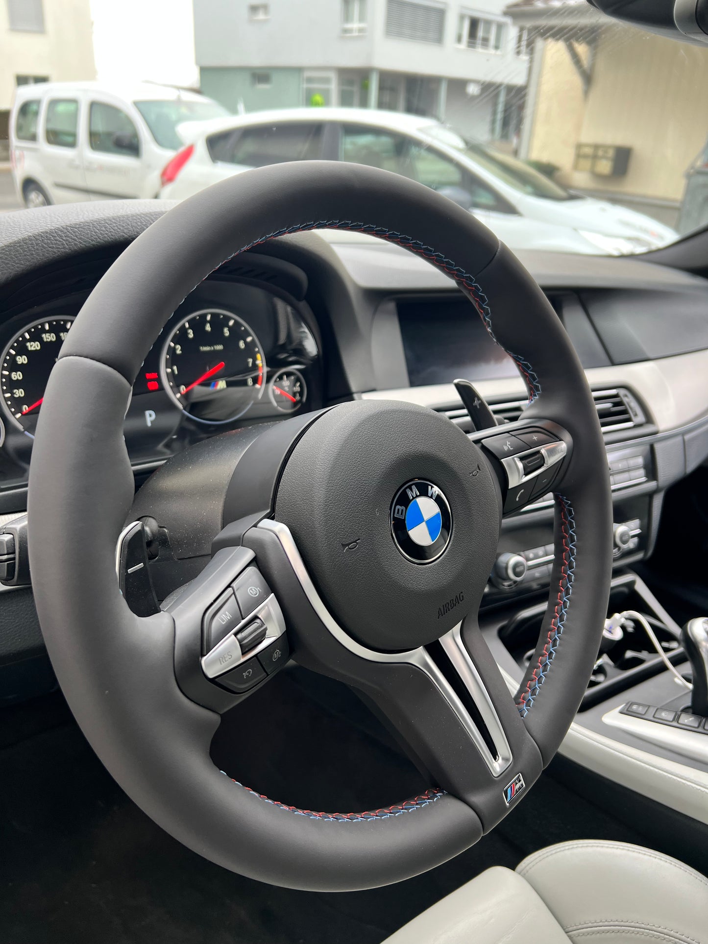 BMW M5 F10 facelift steering wheel